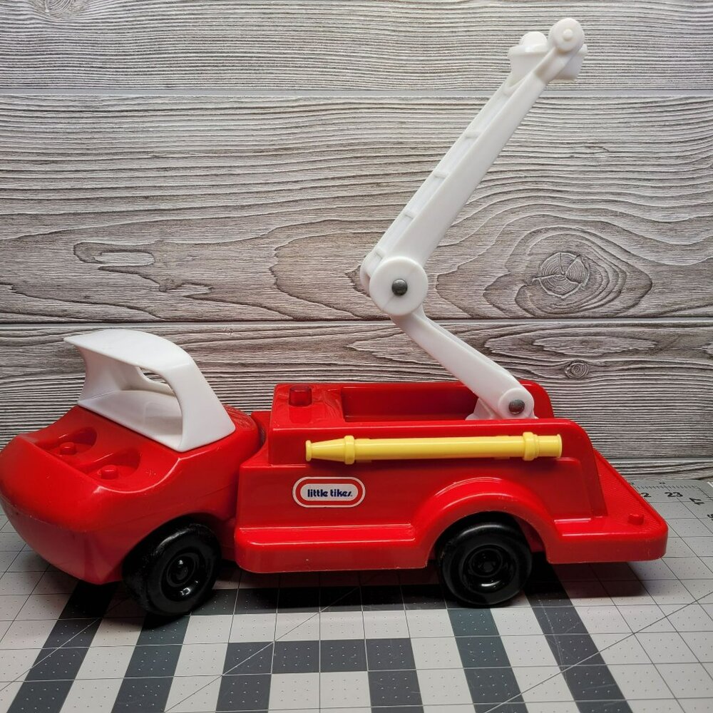 Little Tikes Fire Truck Fighter First Responder Toy Crane Ladder Vehicle Vtg‎